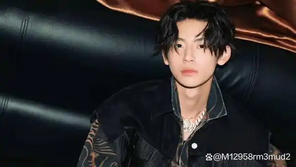 他以艺名lil ghost(小鬼)广为人知,是果然娱乐的签约艺人.有用摘要