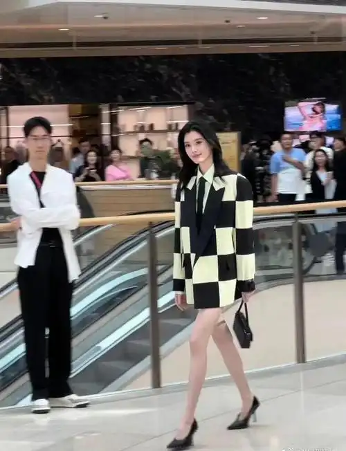 奚梦瑶上海活动生图,豪门儿媳气质藏不住,"长腿出圈"梦回维密