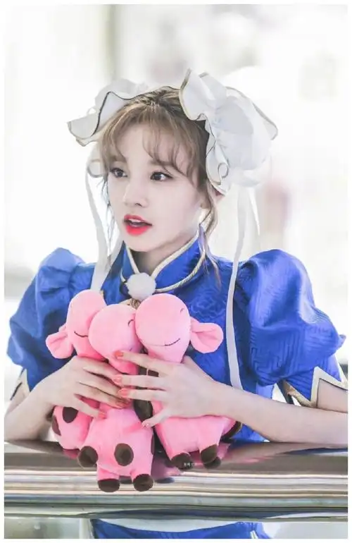 郑爽在综艺录制中cos爱丽儿公主 身穿蓝色人鱼装搭配一头红发