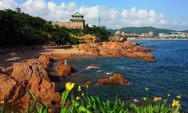 坐在礁石上,聆听大海的声音,青岛鲁迅公园让你感受自然之美!