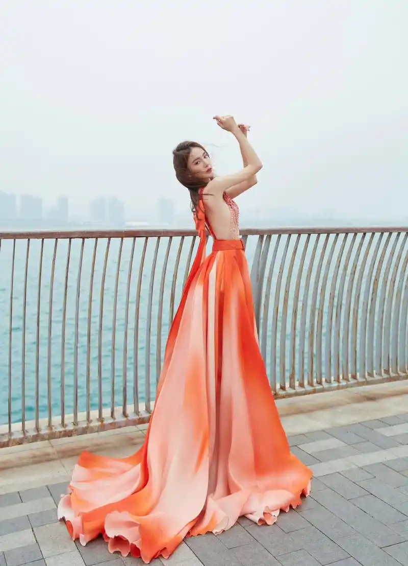 金晨真敢穿一袭橘红色渐变深v长裙平板身材穿出华丽性感