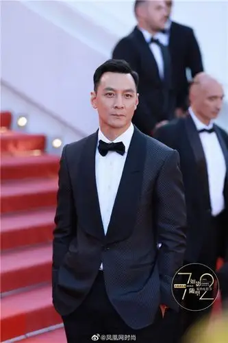 吴彦祖黑西装亮相戛纳尽显型男本色