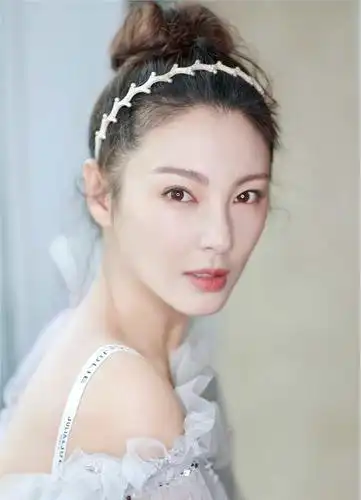 张雨绮受官方邀请看秀 实力诠释"自信即性感"的态度