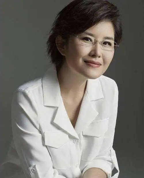 女主持人王宁近照,漂亮有气质!网友:王宁,才是目前央视一姐!_网易订阅