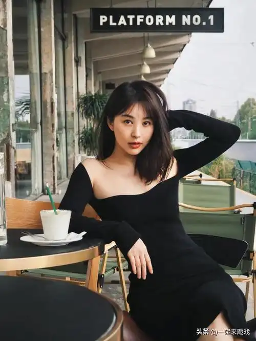 李菲儿的身材比例堪称尤物性感女神