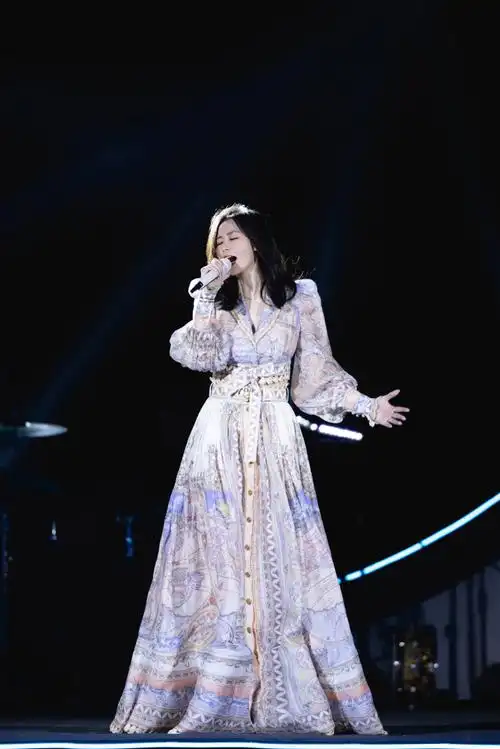 百听不如一见##翻浪四季歌会##张靓颖海边清唱漂流瓶