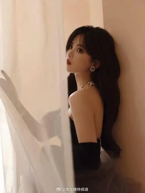 杨超越身着丝绒雾霭蓝礼服卷发飘逸复古优雅