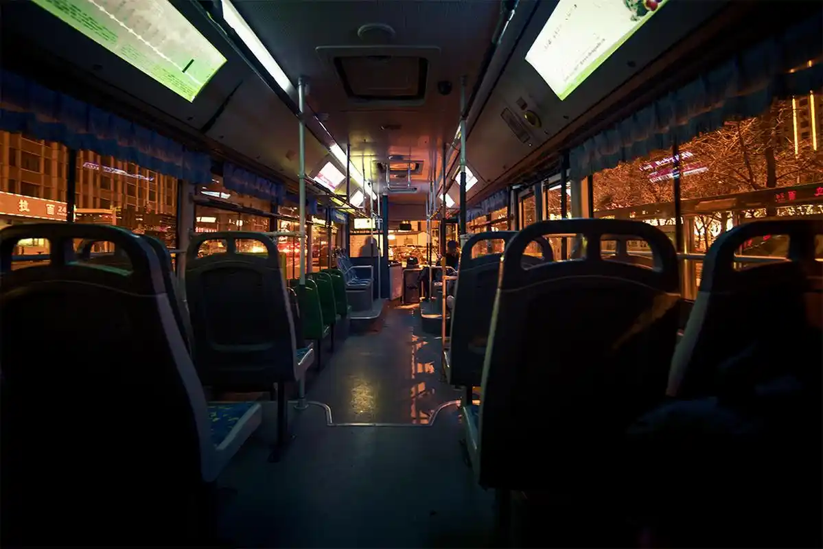 深夜,公交车的末班车,汽车司机回头一看,只有最后一排上坐着一位白衣