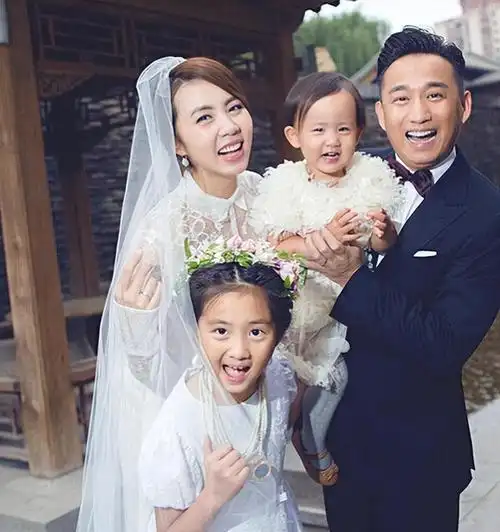 此后她生了三胎,一家五口幸福美满.而大女儿多多在她的教育下