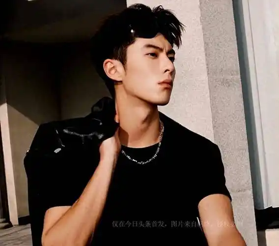 娱记爆王鹤棣恋情,称女方在身边陪伴多年,不满其和虞书欣炒作cp_女