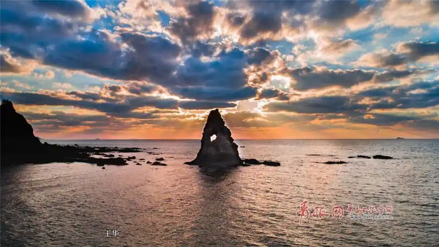 组图航拍初冬朝霞中的石老人苍劲挺拔绚丽多姿