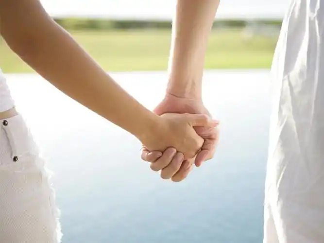 戴着情侣手表的浪漫牵手