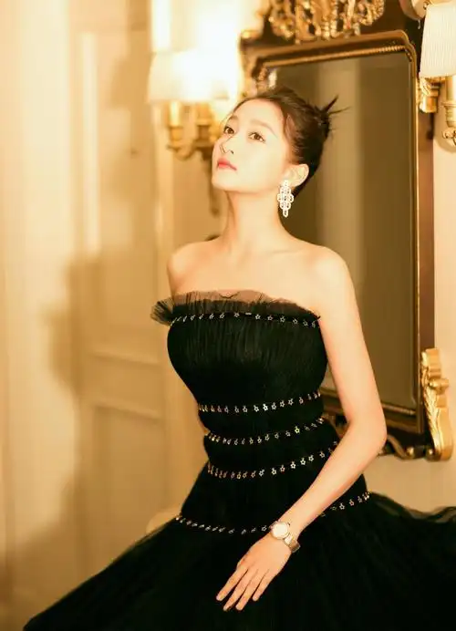 关晓彤穿皮裙提到胸,居然还搭了一双白靴,网友:发型一言难尽!