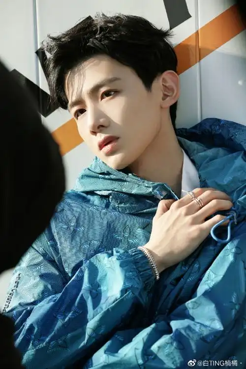 渡#白敬亭壁纸|白敬亭ins"每一道光都在远方,跌跌撞撞,向着光亮那方