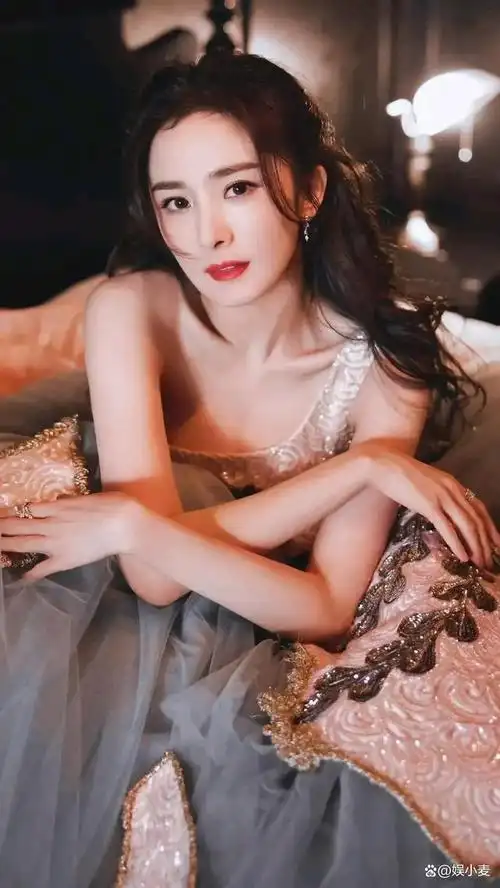 杨幂又漂亮了,穿连衣裙展示实力,为何要把裙子的吊带剪掉一个?