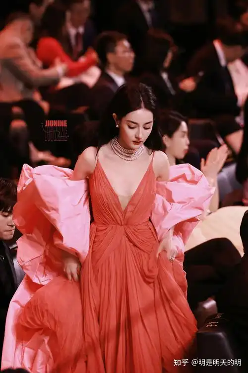 如何评价迪丽热巴在微博之夜 2023 红毯上的造型? - 知乎
