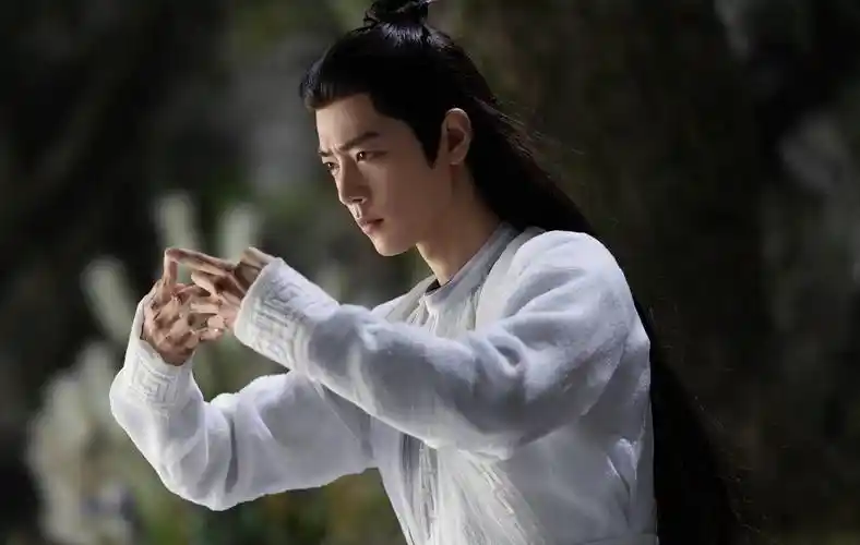 电视剧《玉骨遥》里时影被大司命救出后开始在九嶷山上学习法术.