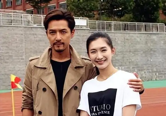 4位娶了"自家经纪人"的男星,个个出乎意料,对对幸福美满|胡歌|杨幂