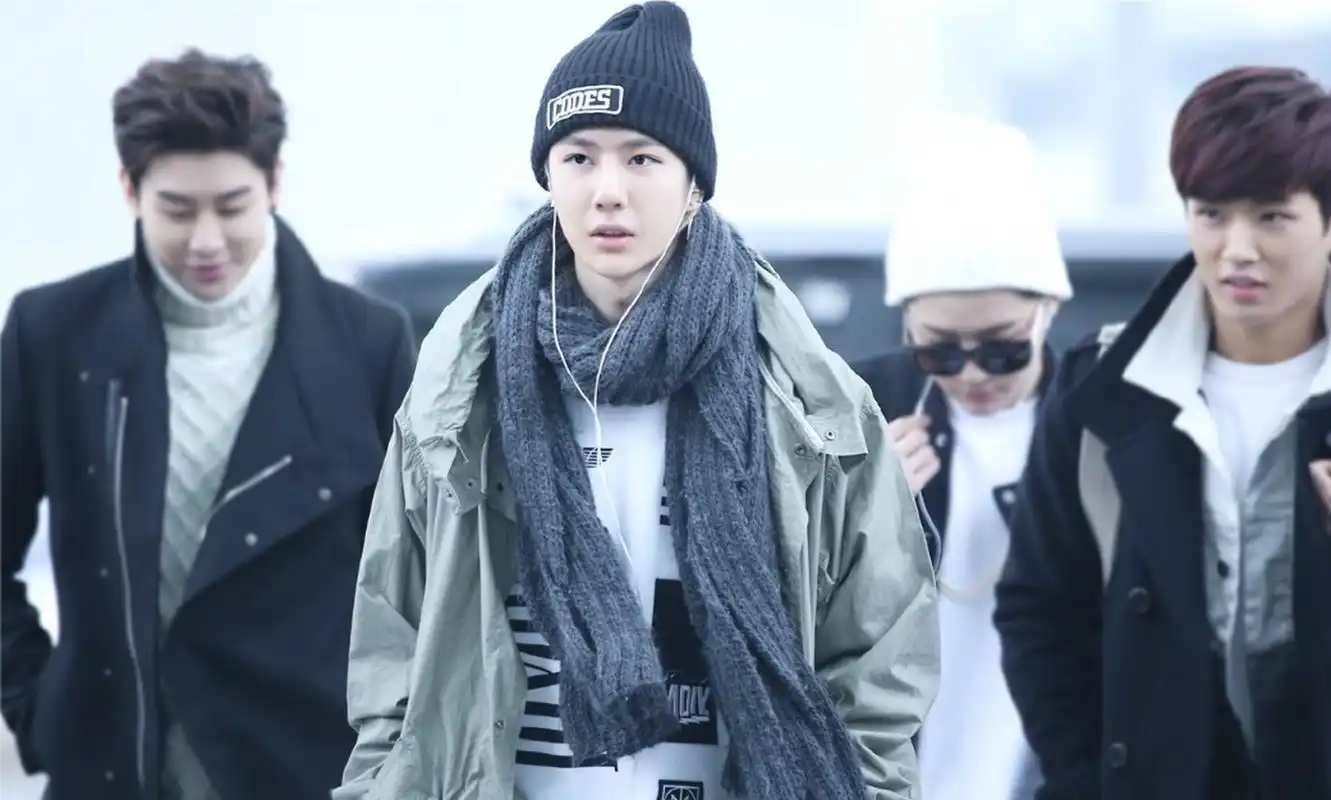 2015年王一博从首尔飞到北京,不知道王一博在和哥哥们在聊什么呢?