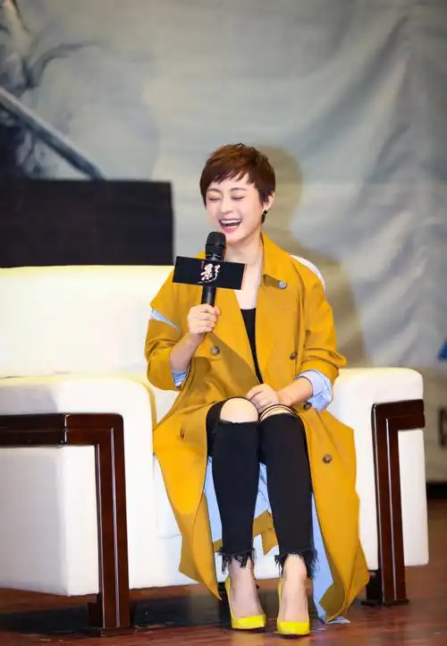 孙俪穿橙色风衣撞上何穗,明明身高差13cm,但却比超模更时髦!