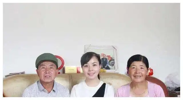 大家好奇王二妮老公长啥样看了照片后网友们纷纷感叹颜值到位