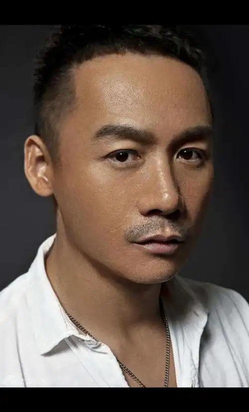 百亿影帝捧不红,40岁成劣迹男星,现拍小视频吸粉近30万