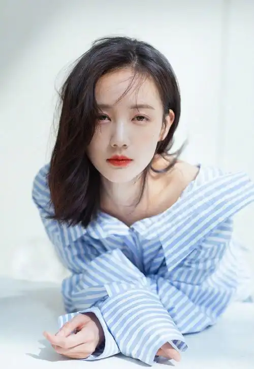 她演过多部戏女主却至今没有大红,穿笑脸t恤牛仔裤,清新可爱