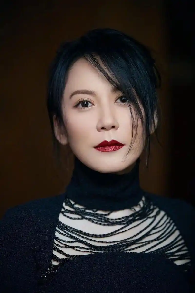 俞飞鸿红唇黑裙,金色"云朵包",简洁优雅姿态,姐姐好美.