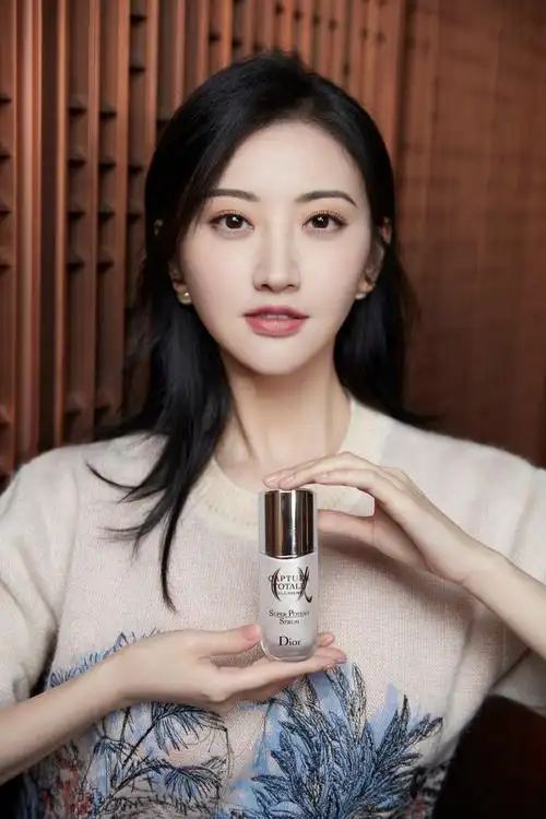 简介:景甜迪奥性感代言写真图片,分享一组景甜图片给大家,图中的明星