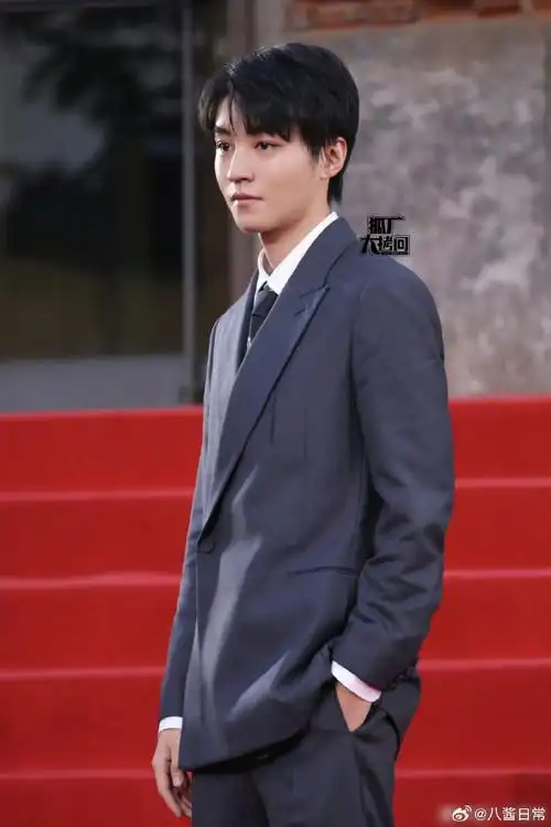 王俊凯红毯全身镜头##贾樟柯给王俊凯的惊喜