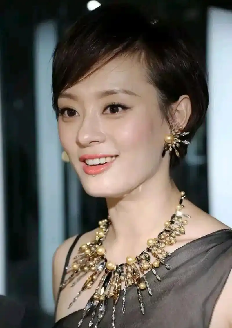 罕见挑战吊带的孙俪,五官精致气质独特,还是挺漂亮的