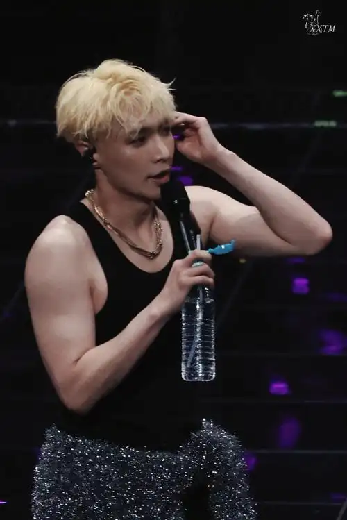 张艺兴成都演唱会##张艺兴成都演唱会让粉丝点歌##张艺兴大航海卧远