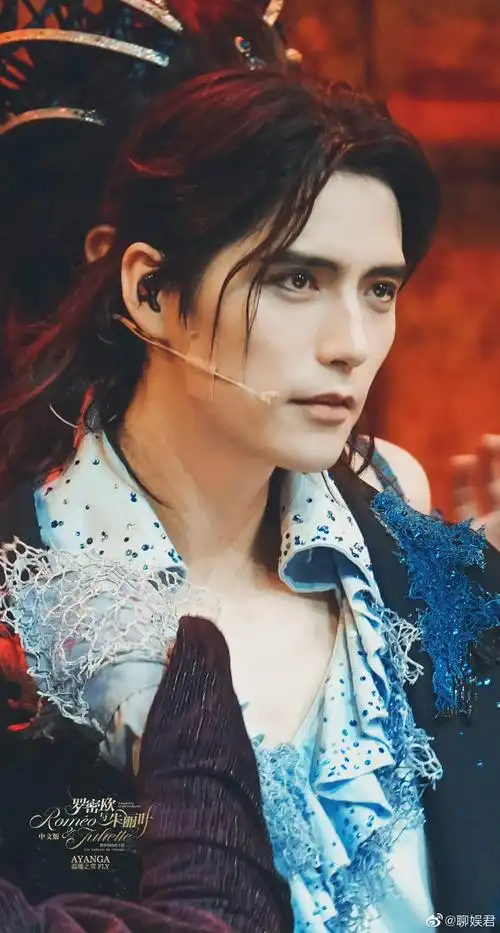 阿云嘎真的是太帅了高大的身材深邃的眉眼还有半长的头发