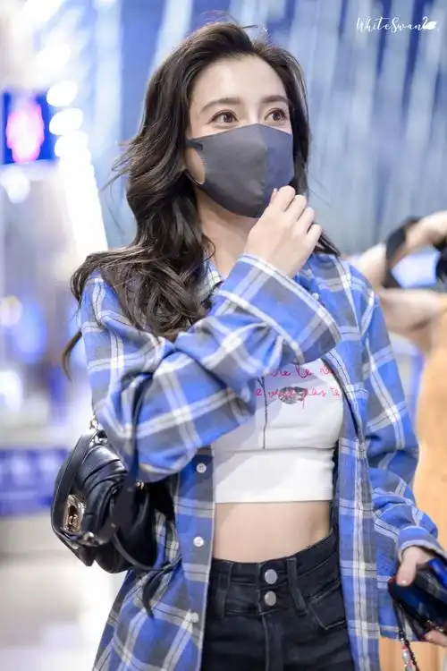 angelababy机场露腰