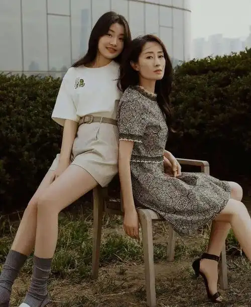 刘敏涛携女儿拍大片!高级感强把女儿衬成网红,气质差距一目了然