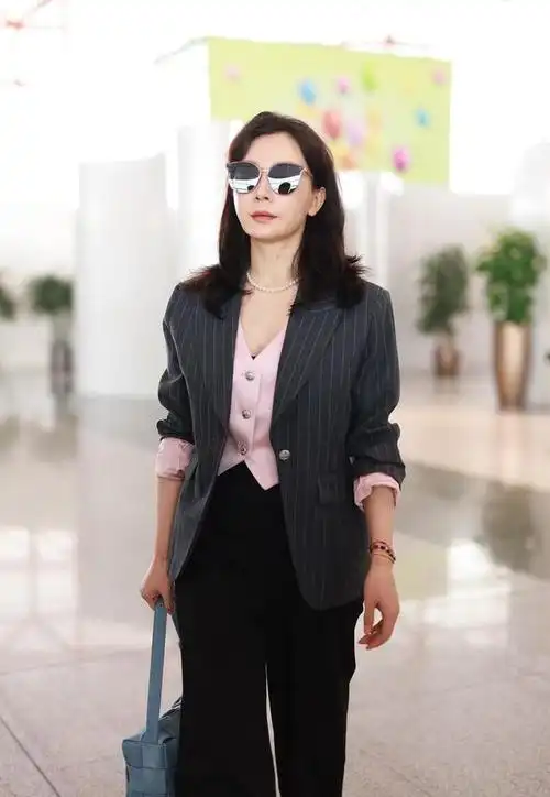 陈数现身北京机场身穿西装搭配墨镜知性优雅