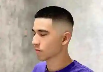 是圆圆的感觉,他本身就是在寸头和短毛寸的基础上开始发展的一个发型