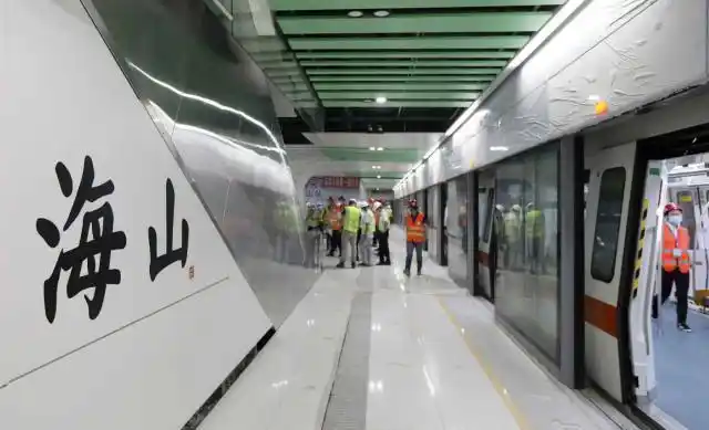 地铁8号线海山站内景.