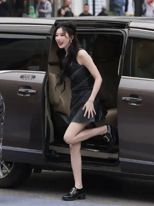 孔雪儿铆钉黑裙录制功夫综艺##来者何人