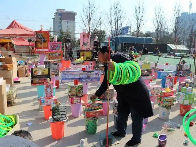 实拍亳州老人摆地摊遇到套圈高手