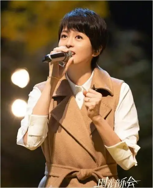 47岁梁咏琪开演唱会外籍老公献花献吻,混血女儿的颜值引发热议!