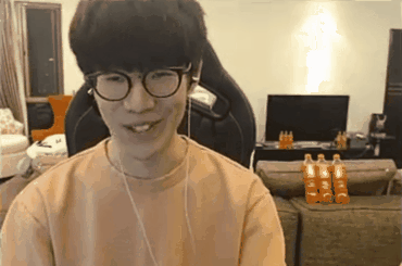 theshy笑容收集shy哥斗鱼开启直播全场笑容不断人气爆棚