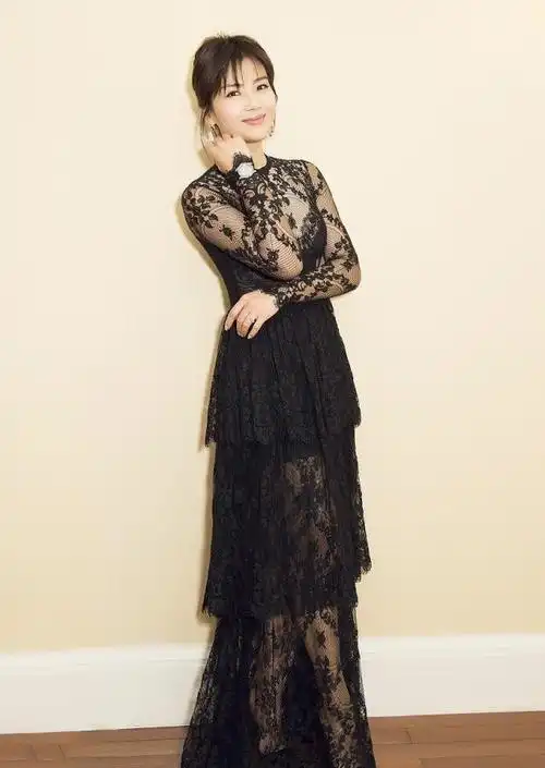 刘涛气质真绝了身穿黑色镂空蕾丝连衣裙亮相性感又高雅