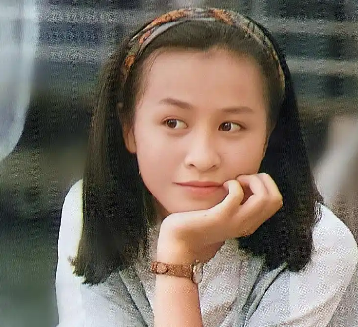年轻时的刘嘉玲真漂亮!妥妥的邻家小妹耶~果然年轻就是好!