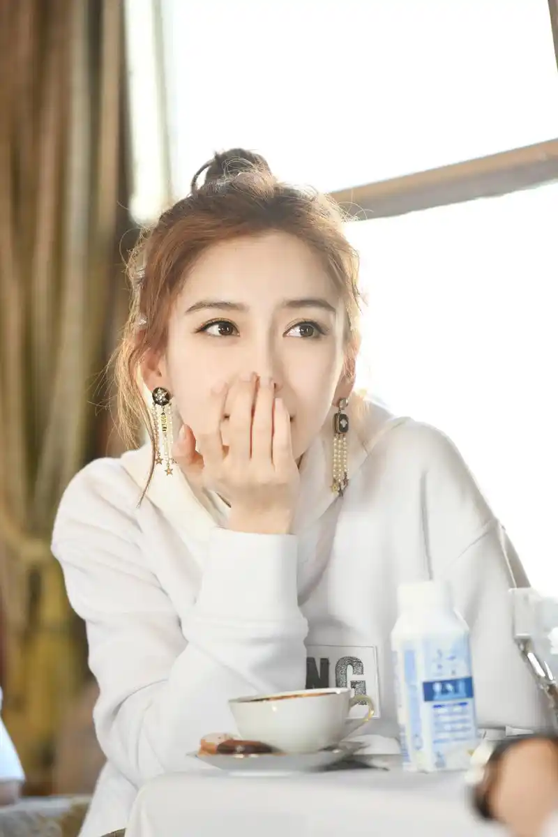 已经备好炸鸡可乐坐等看老板徒手掰苹果了