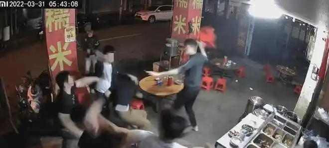 凌晨广西多名男子夜宵摊打架互殴一言不合就开打