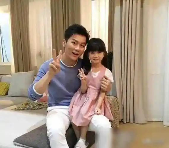 42岁李晨上海遛娃推婴儿车低调出行女儿五官清秀超像爸爸