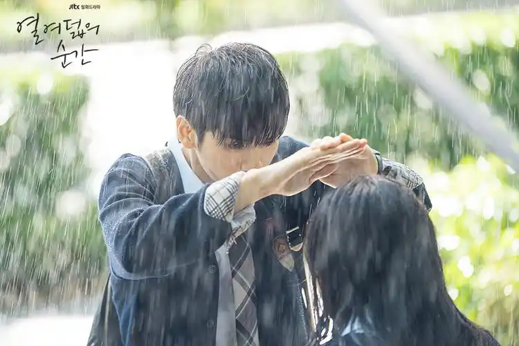 《十八岁的瞬间》是韩国jtbc电视台于2019年7月22日首播的青春校园剧