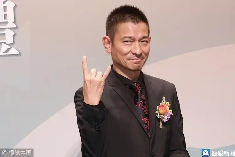 刘德华参加活动身形消瘦比摇滚手势卖萌