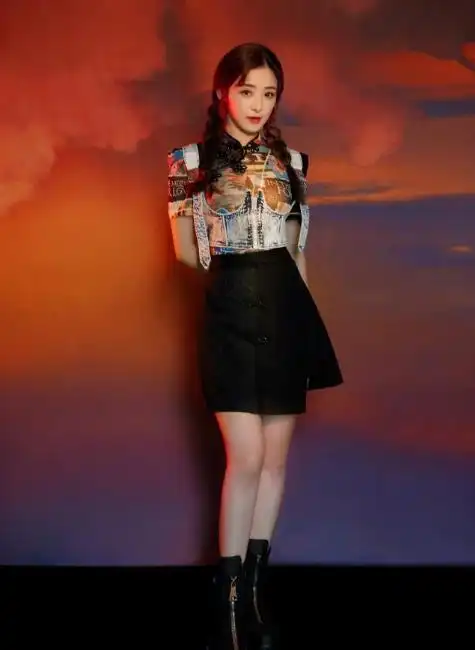 让一双白滑美腿更加抢眼,穿上黑色中筒靴,丝毫不压身高,还衬得张含韵